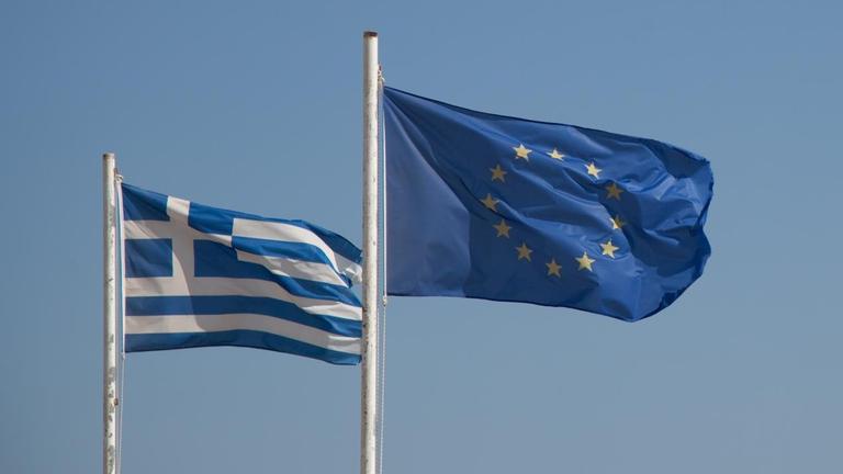 EU-Flagge und Griechenland-Flagge vor blauem Himmel EU-Flagge und Griechenland-Flagge vor blauem Himmel