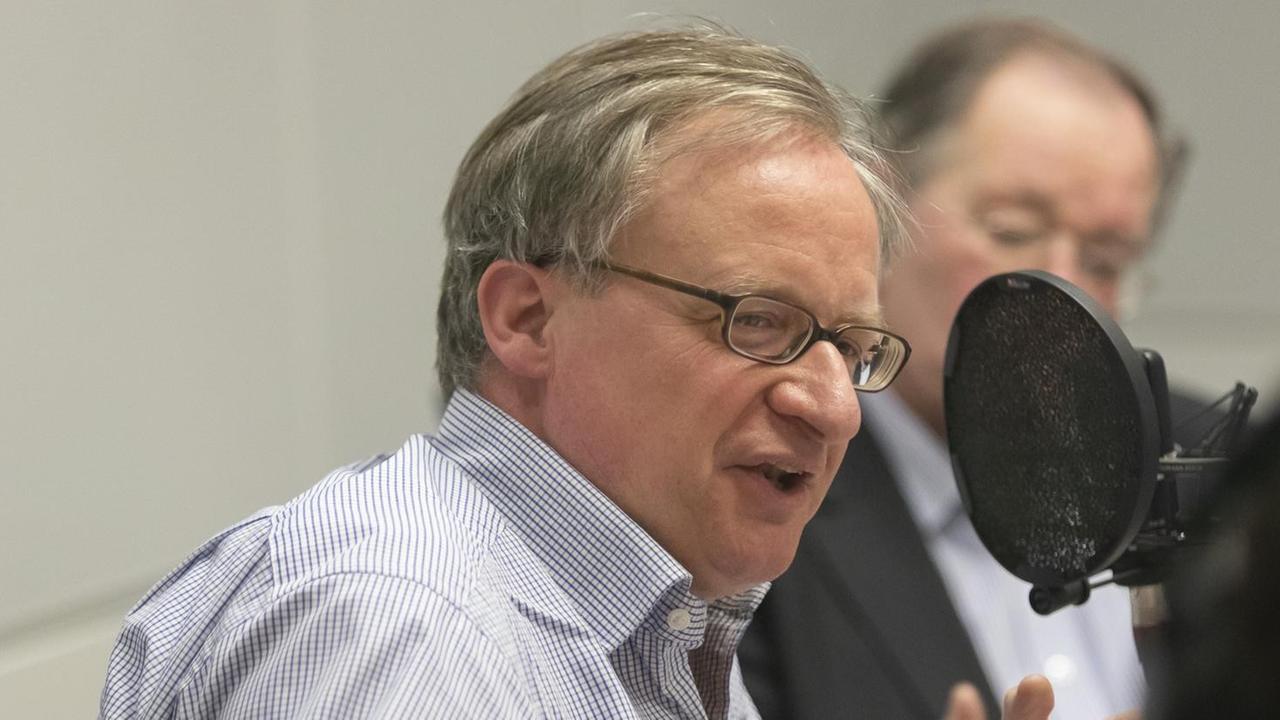 Albrecht von Lucke, sitzend am Mikrofon im Tonstudio, im Hintergrund ist Rudolf Dressler zu erkennen. Albrecht von Lucke, sitzend am Mikrofon im Tonstudio, im Hintergrund ist Rudolf Dressler zu erkennen.