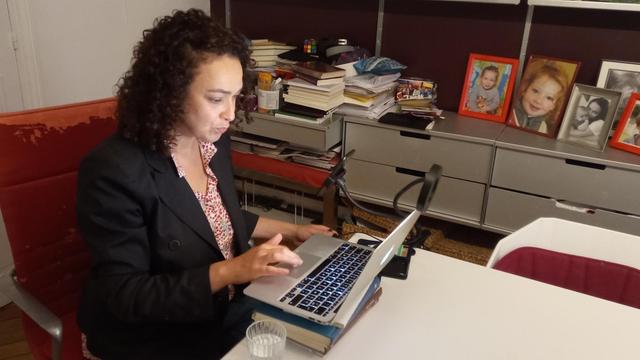 Die liberale Rabbinerin Delphine Horvilleur in ihrem Büro
