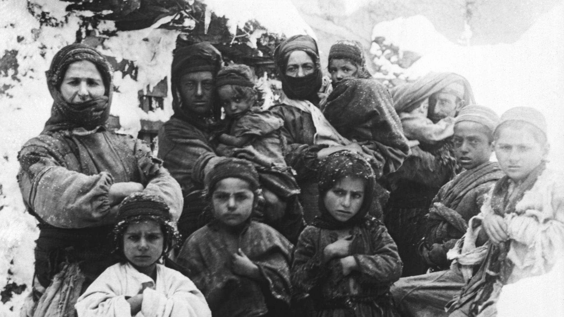 Armenische Flüchtlinge fliehen mitten im Winter 1915 vor der türkischen Verfolgung.