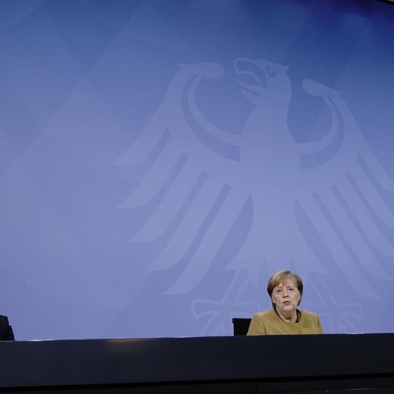 Bundeskanzlerin Angela Merkel (CDU), nimmt neben Markus Söder (CSU, r), Ministerpräsident von Bayern und CSU-Vorsitzender, sowie Michael Müller (SPD), Regierender Bürgermeister von Berlin, an der Pressekonferenz nach den Beratungen von Bund und Ländern über weitere Corona-Maßnahmen teil. 