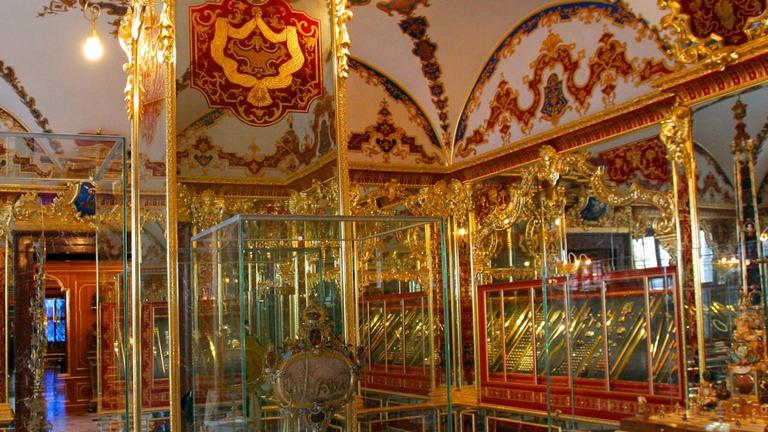 Aus dem Juwelen-Zimmer in dem Museum in Dresden haben Diebe den Schmuck gestohlen.