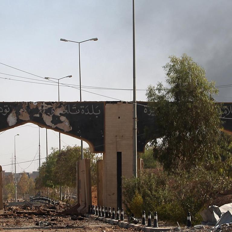Schriftzug der Terormiliz Islamischer Staat am Stadttor von Tal Afar. Im August 2017 hatten irakische Truppen die Stadt von den IS-Kämpfern zurückerobert.