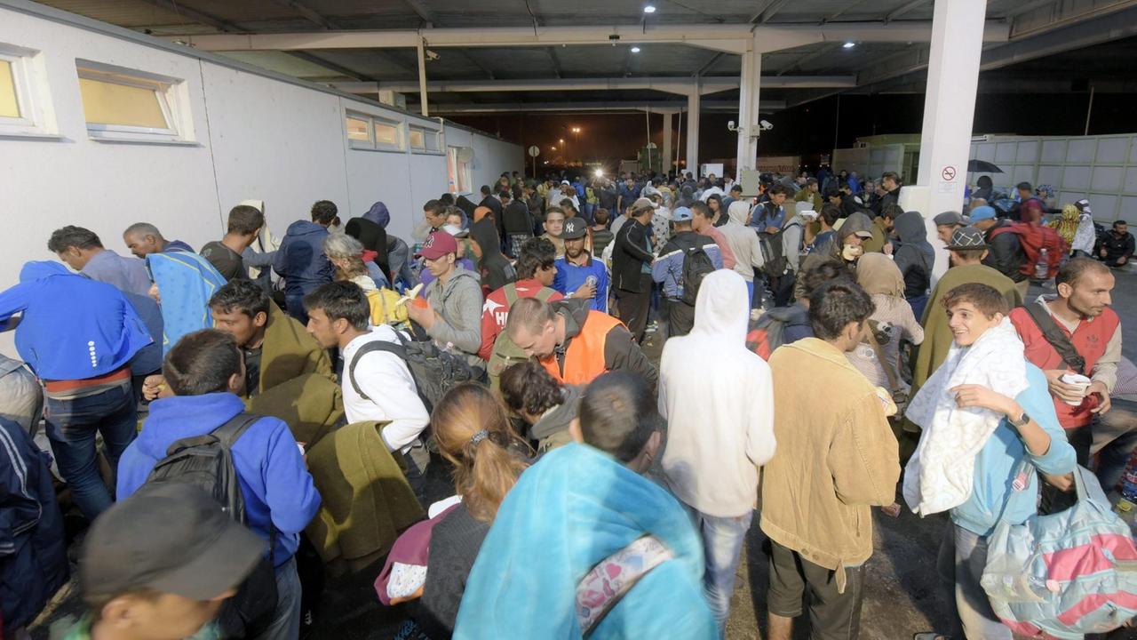 Erste Flüchtlinge kamen aus Ungarn in einer Notunterkunft im österreichischen Nickelsdorf nahe der Grenze an. Erste Flüchtlinge kamen aus Ungarn in einer Notunterkunft im österreichischen Nickelsdorf nahe der Grenze an.