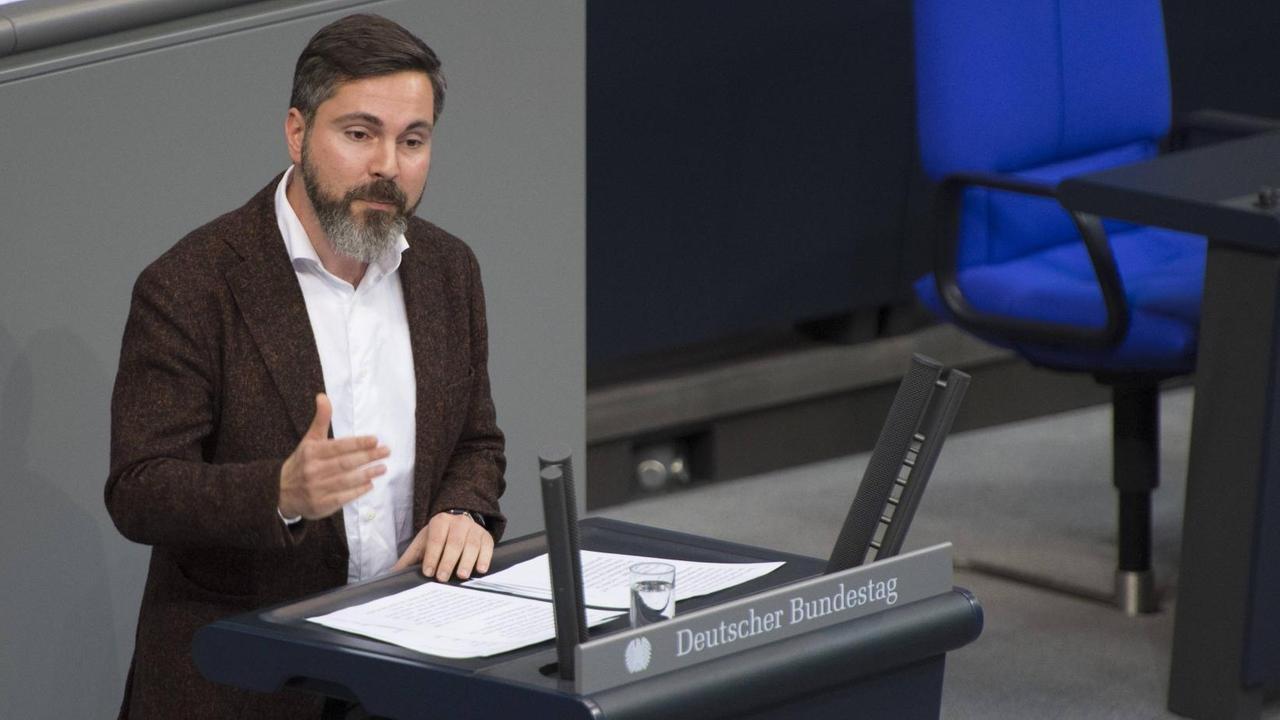 Der Linken-Politiker Fabio de Masi steht am Rednerpult im Bundestag. Der Linken-Politiker Fabio de Masi steht am Rednerpult im Bundestag.