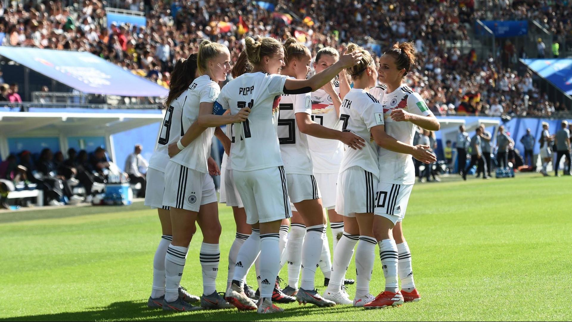 Fußball-WM in Frankreich: Das deutsche Team freut sich über ein Tor von Alexandra Popp im Achtelfinale gegen Nigeria. Fußball-WM in Frankreich: Das deutsche Team freut sich über ein Tor von Alexandra Popp im Achtelfinale gegen Nigeria.