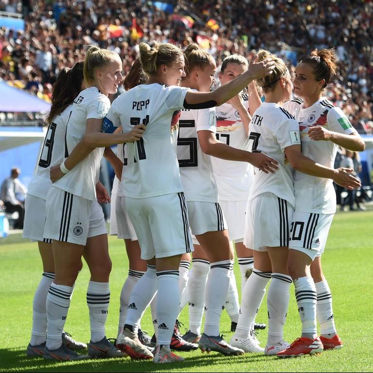 Fußball-WM in Frankreich: Das deutsche Team freut sich über ein Tor von Alexandra Popp im Achtelfinale gegen Nigeria. Fußball-WM in Frankreich: Das deutsche Team freut sich über ein Tor von Alexandra Popp im Achtelfinale gegen Nigeria.