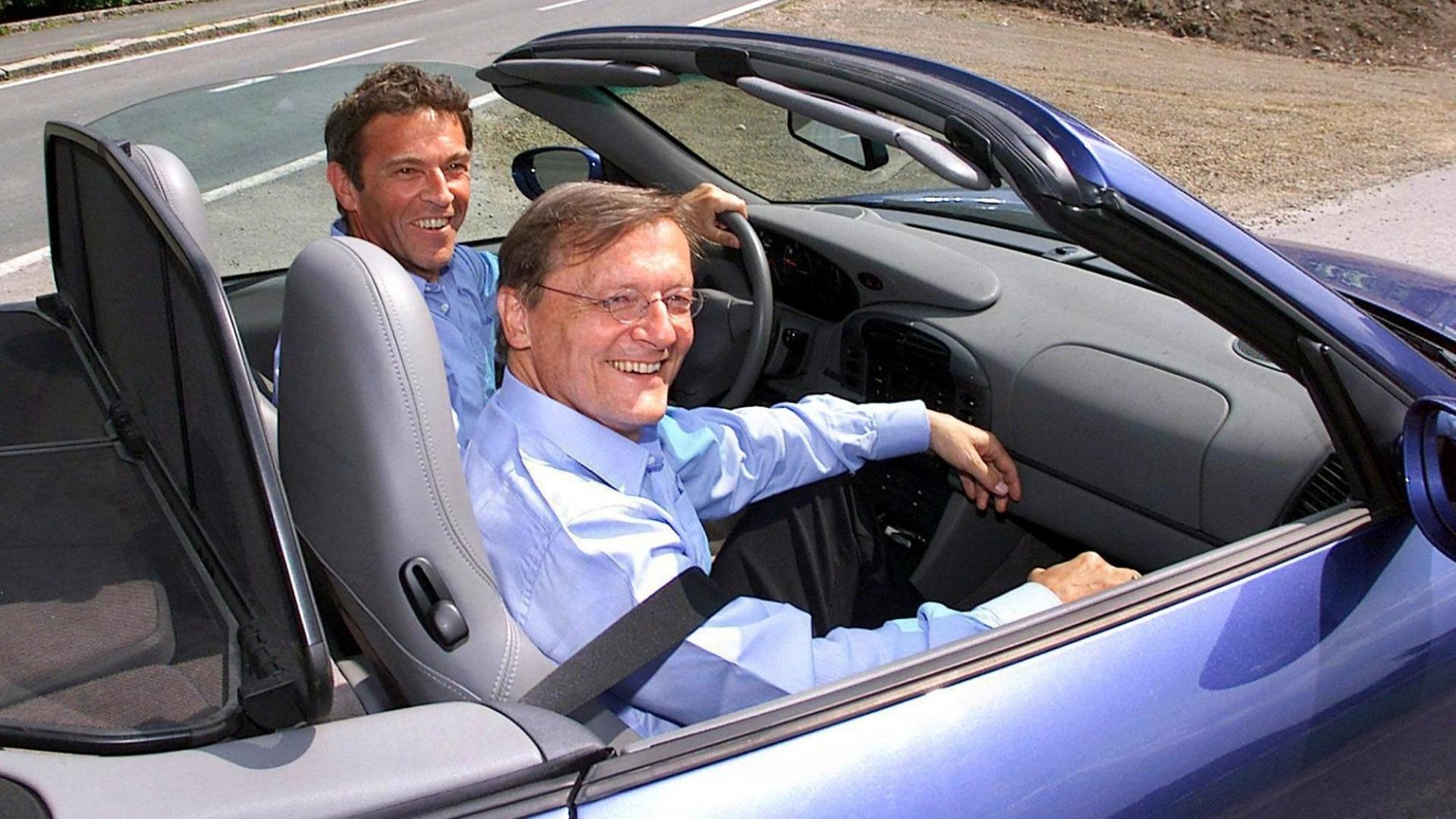 Der österreichische Bundeskanzler Wolfgang Schüssel (rechts im Bild) im Juni 2000 als Beifahrer im offenem Porsche von Jörg Haider, österreichischer Rechtspopulist und Landeshauptmann von Kärnten Der österreichische Bundeskanzler Wolfgang Schüssel (rechts im Bild) im Juni 2000 als Beifahrer im offenem Porsche von Jörg Haider, österreichischer Rechtspopulist und Landeshauptmann von Kärnten
