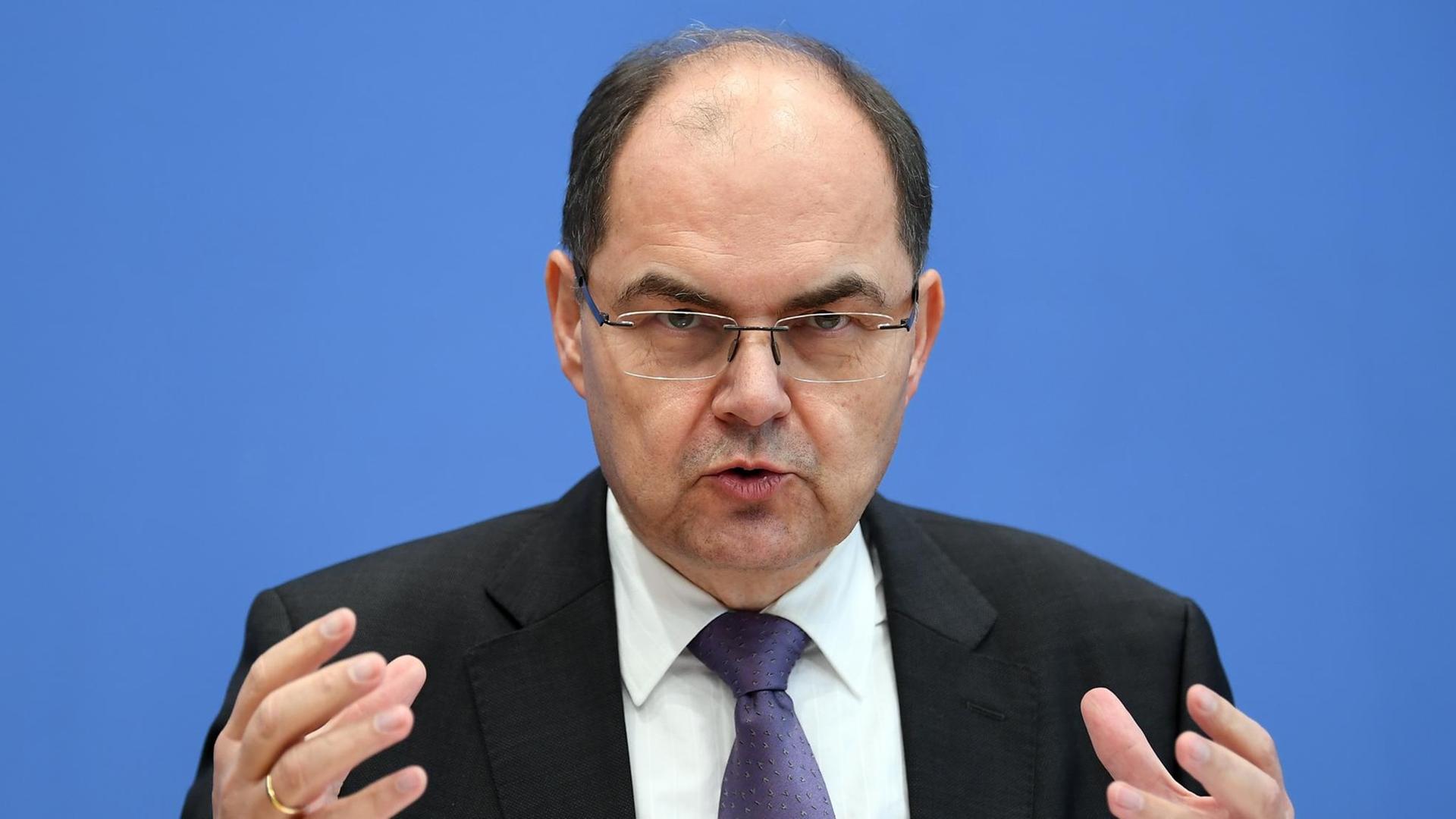 Bundesernährungsminister Christian Schmidt (CSU) gibt am 03.01.2018 in Berlin eine Pressekonferenz zum Ernährungsreport 2018. Bundesernährungsminister Christian Schmidt (CSU) gibt am 03.01.2018 in Berlin eine Pressekonferenz zum Ernährungsreport 2018.