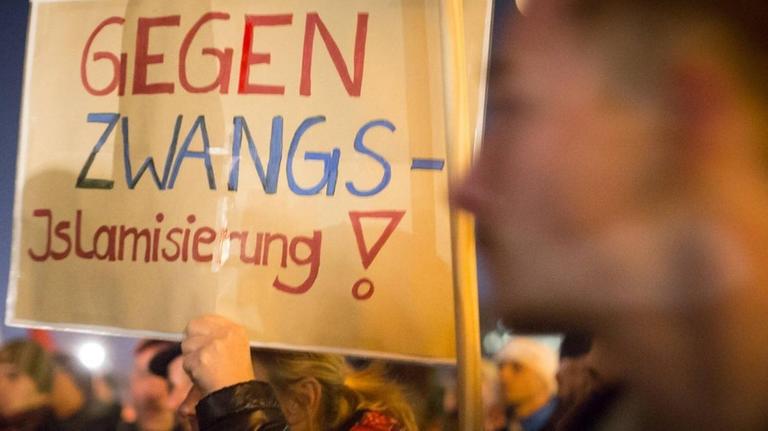 Islamfeindliches Plakat bei einer Pegida-Demonstration in Dresden. Islamfeindliches Plakat bei einer Pegida-Demonstration in Dresden.