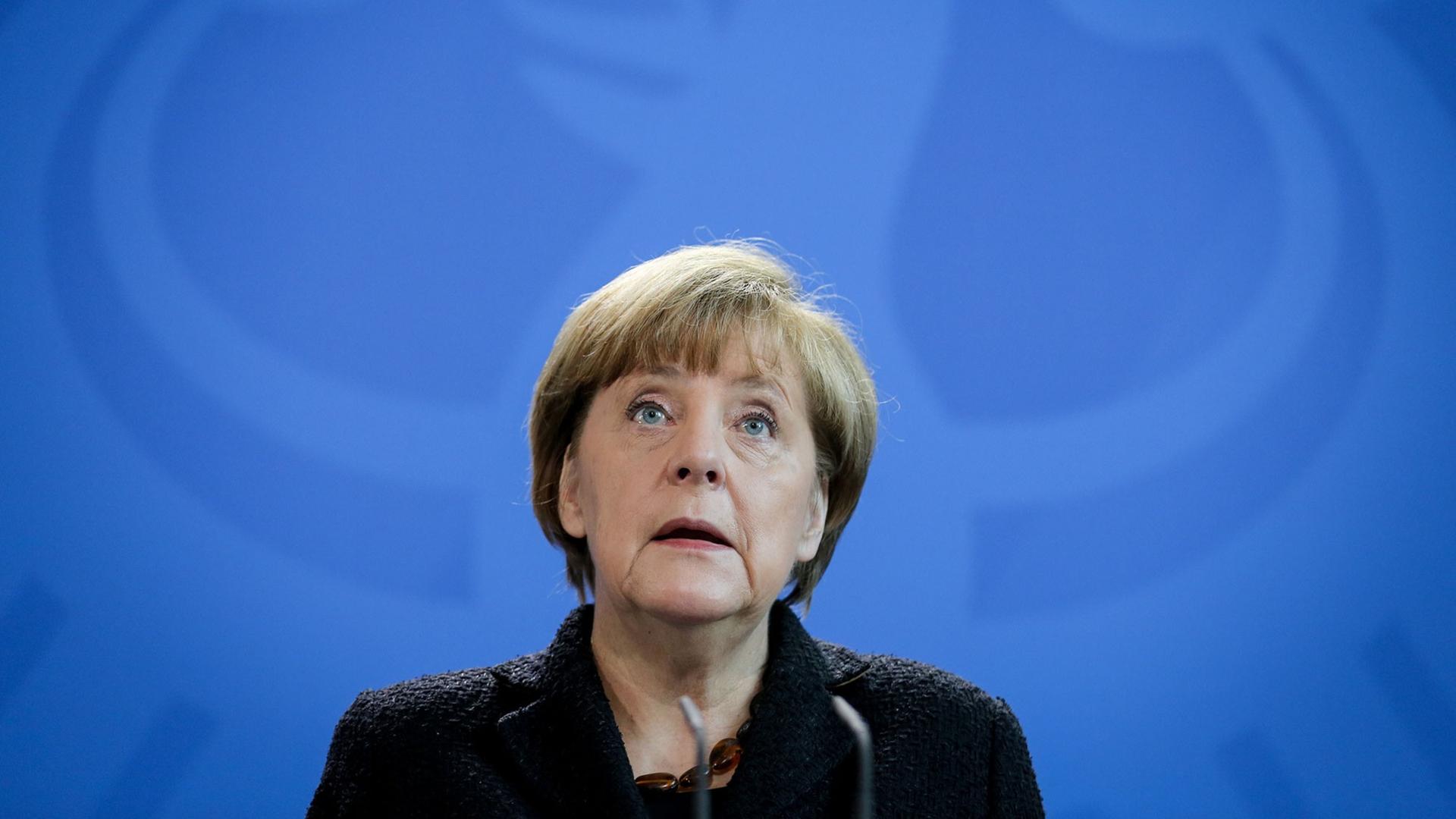 Bundeskanzlerin Angela Merkel (CDU) gibt im Bundeskanzleramt eine Erklärung zu den Anschlägen in Paris ab