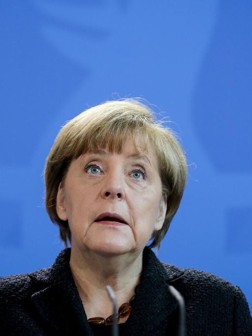 Bundeskanzlerin Angela Merkel (CDU) gibt im Bundeskanzleramt eine Erklärung zu den Anschlägen in Paris ab