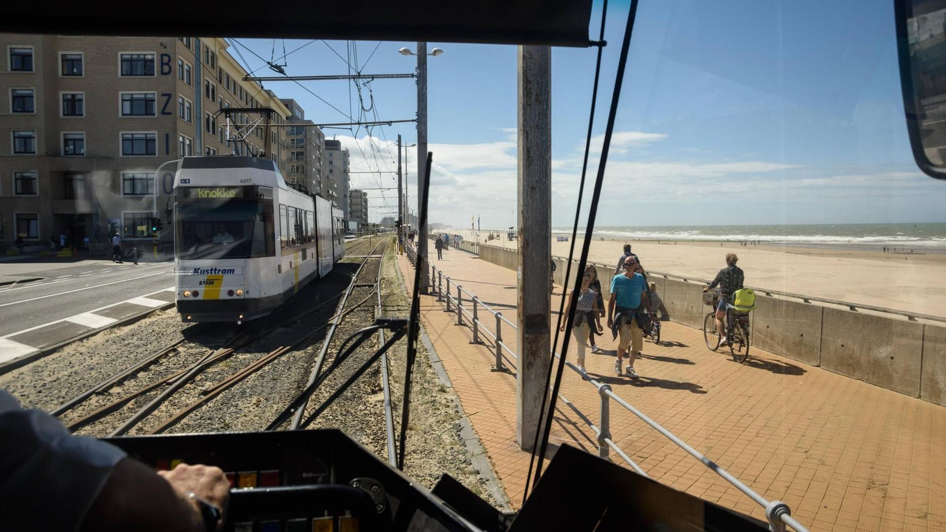 Belgische Küstenstraßenbahn: Blick über die Schulter eines Fahrers auf Trasse und Küste Belgische Küstenstraßenbahn: Blick über die Schulter eines Fahrers auf Trasse und Küste