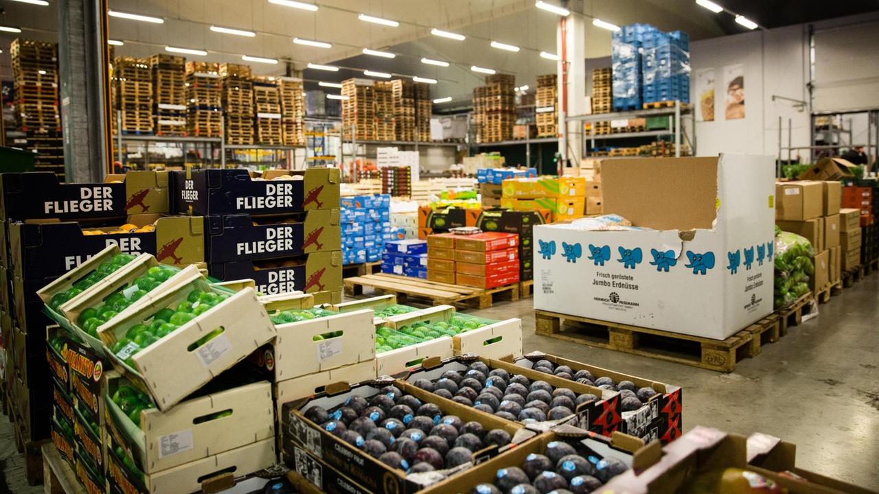 Blick auf die, in Kisten gestapelten, Waren des Großmarktes in der Beusselstraße Blick auf die, in Kisten gestapelten, Waren des Großmarktes in der Beusselstraße