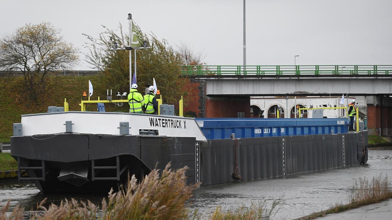 Bemannte Testfahrt der Watertruck-Barke in Snaaskerke, 18 November 2019. Die Barke soll ein Jahr lang unbemannt auf dem Ypres-IJzer-Kanal und dem Plassendale-Nieuwpoort-Kanal Schüttgut transportieren. 