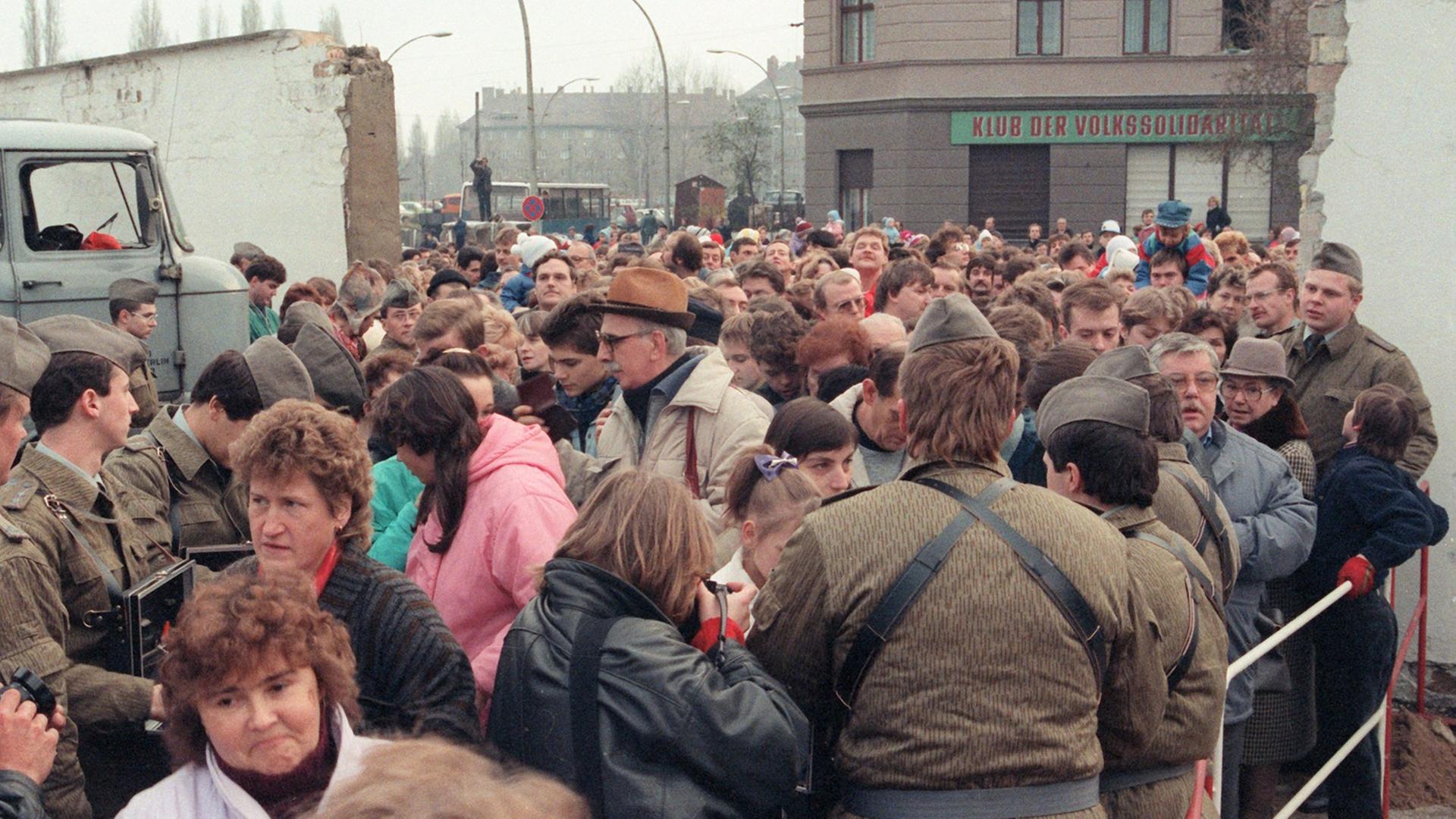 Nach der Öffnung der Grenzen der DDR zur BRD und Westberlin am 9. November 1989 werden überall auch provisorische Übergangsstellen eingerichtet. Auch in der Ebertstraße strömen Tausende nach erfolgtem Mauerdurchbruch in den Westen. Nach der Öffnung der Grenzen der DDR zur BRD und Westberlin am 9. November 1989 werden überall auch provisorische Übergangsstellen eingerichtet. Auch in der Ebertstraße strömen Tausende nach erfolgtem Mauerdurchbruch in den Westen.