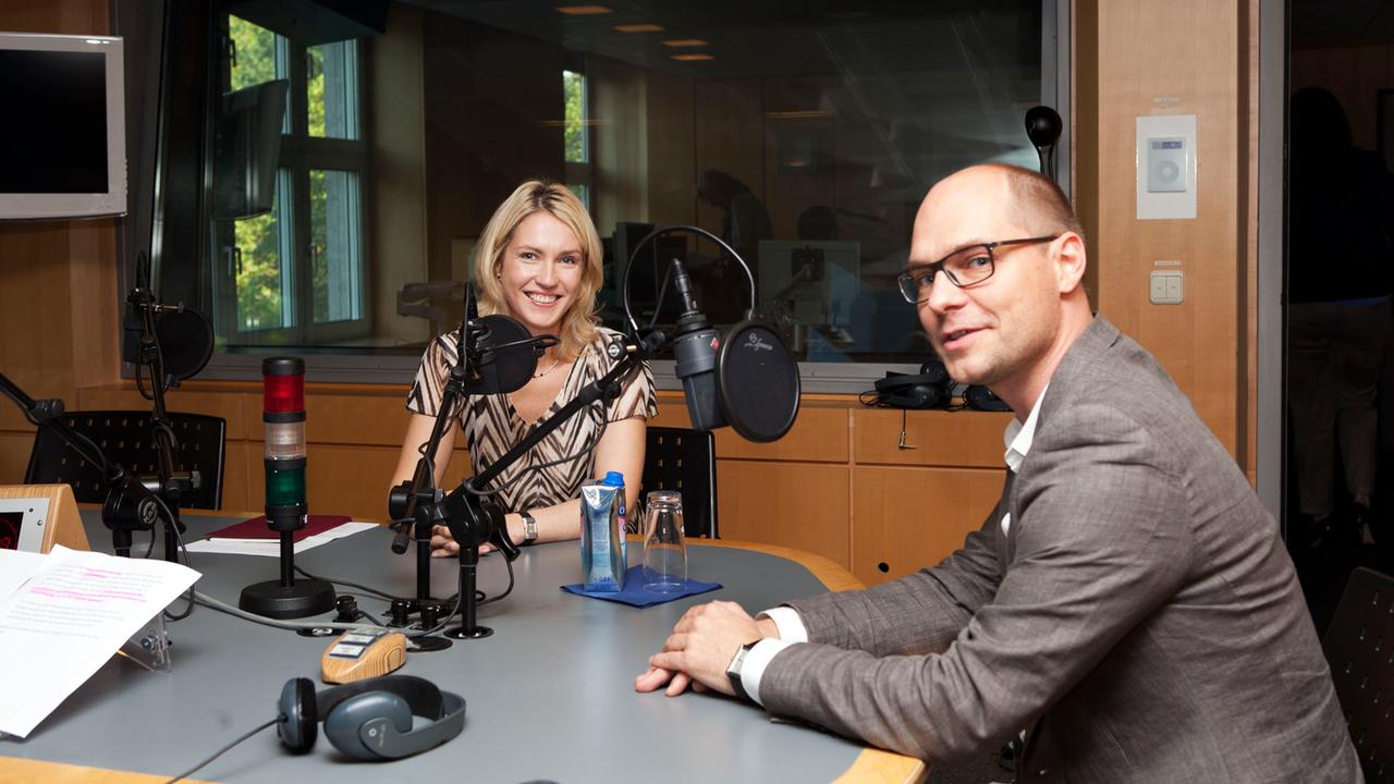 Bundesfamilienministerin Manuela Schwesig (SPD) im Interview mit Moderator Korbinian Frenzel im Studio von Deutschlandradio Kultur. Bundesfamilienministerin Manuela Schwesig (SPD) im Interview mit Moderator Korbinian Frenzel im Studio von Deutschlandradio Kultur.