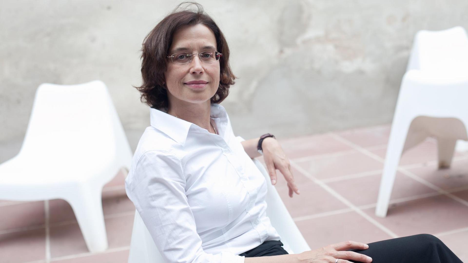 Die Soziologin Cornelia Koppetsch sitzt auf einer Terrasse