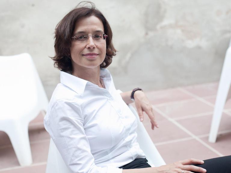Die Soziologin Cornelia Koppetsch sitzt auf einer Terrasse