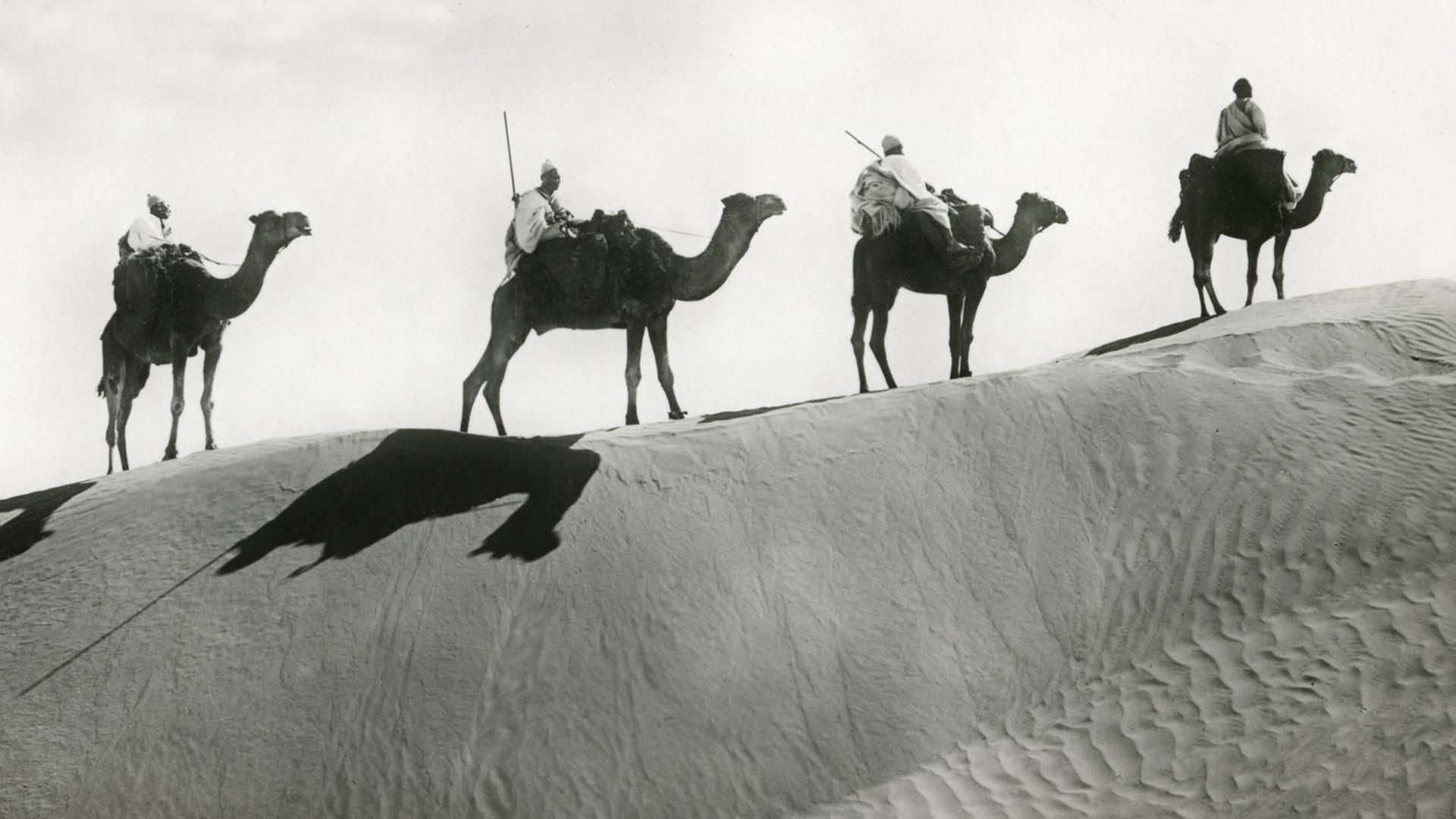 Beduinen in der Sahara, um 1920. Die Wüstenreisende Isabelle Eberhardt konnte nur als Mann verkleidet reisen. Beduinen in der Sahara, um 1920. Die Wüstenreisende Isabelle Eberhardt konnte nur als Mann verkleidet reisen.
