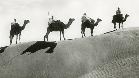 Beduinen in der Sahara, um 1920. Die Wüstenreisende Isabelle Eberhardt konnte nur als Mann verkleidet reisen.