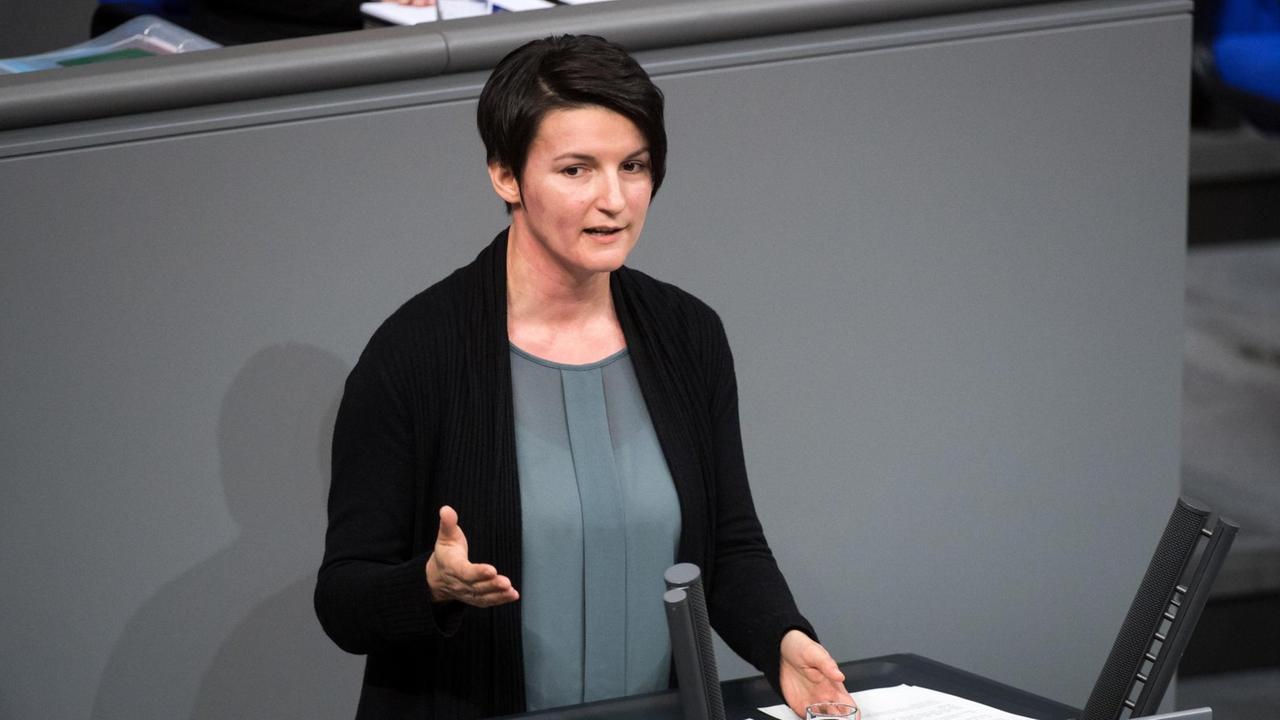 Irene Mihalic (Bündnis 90/Die Grünen) spricht am 17.02.2017 bei der Sitzung des Deutschen Bundestages in Berlin. 
