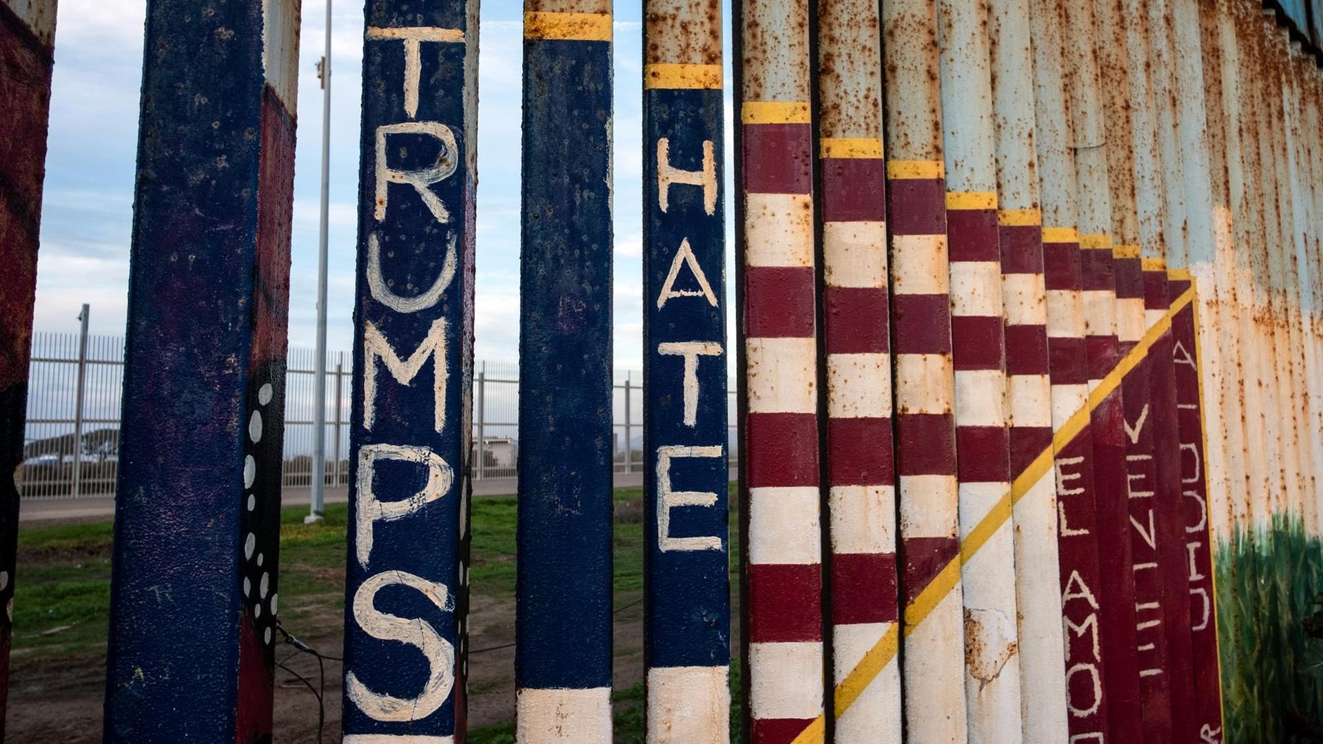 Ein Abschnitt des US-Mexiko-Grenzzauns von Tijuana im Bundesstaat Baja California, Mexiko Ein Abschnitt des US-Mexiko-Grenzzauns von Tijuana im Bundesstaat Baja California, Mexiko