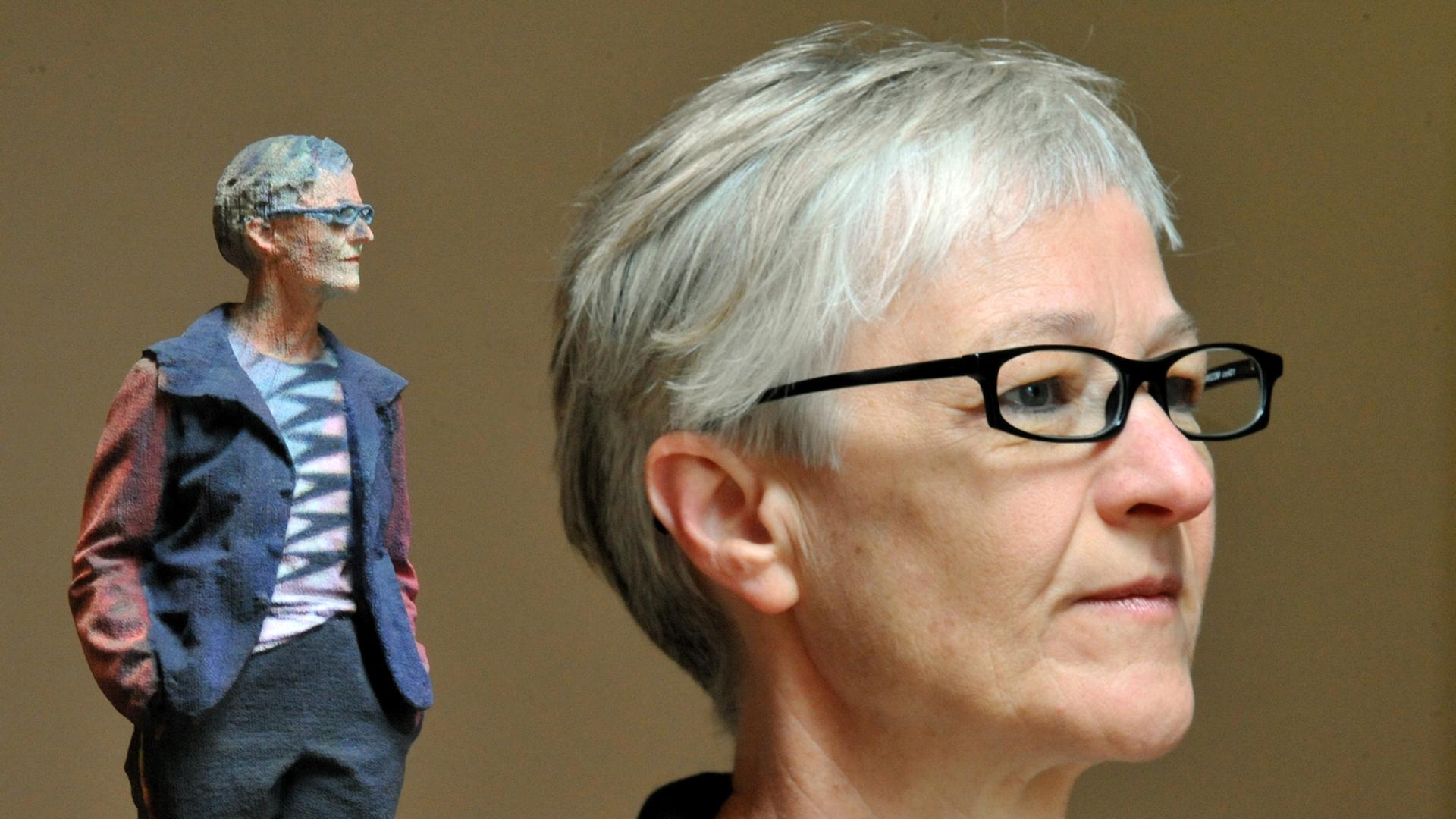 Die Künstlerin Karin Sander schaut im Hans-Thoma-Museum in Bernau neben ihrer Skulptur "Karin Sander 1:5" in den Raum. Die Künstlerin Karin Sander schaut im Hans-Thoma-Museum in Bernau neben ihrer Skulptur "Karin Sander 1:5" in den Raum.