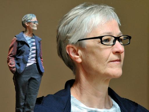 Die Künstlerin Karin Sander schaut im Hans-Thoma-Museum in Bernau neben ihrer Skulptur "Karin Sander 1:5" in den Raum.