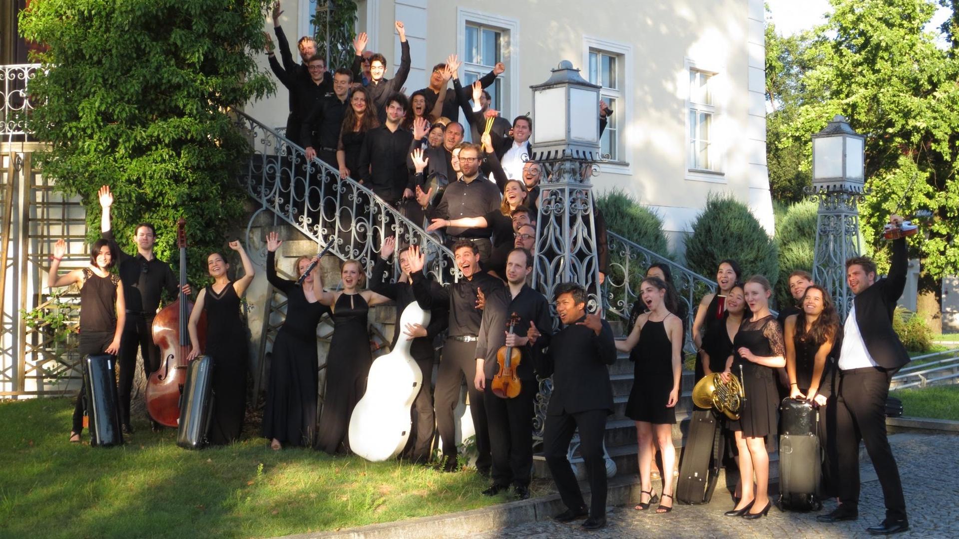 Die Teilnehmer des Krzyzowa Music Festivals stehen mit ihren Instrumenten auf der Treppe des Gutshauses der Familie Moltke in Kreisau Die Teilnehmer des Krzyzowa Music Festivals stehen mit ihren Instrumenten auf der Treppe des Gutshauses der Familie Moltke in Kreisau