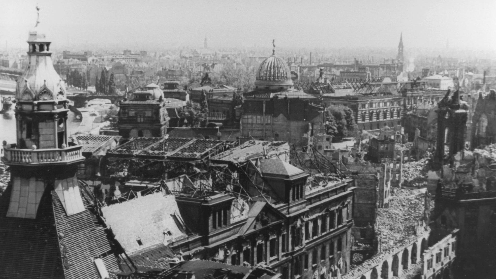 Dresden nach den Luftangriffen vom 13. und 14. Februar 1945 - bei denen die historische Innenstadt fast völlig zerstört wurde, bis zu 25.000 Menschen fanden den Tod. Dresden nach den Luftangriffen vom 13. und 14. Februar 1945 - bei denen die historische Innenstadt fast völlig zerstört wurde, bis zu 25.000 Menschen fanden den Tod.