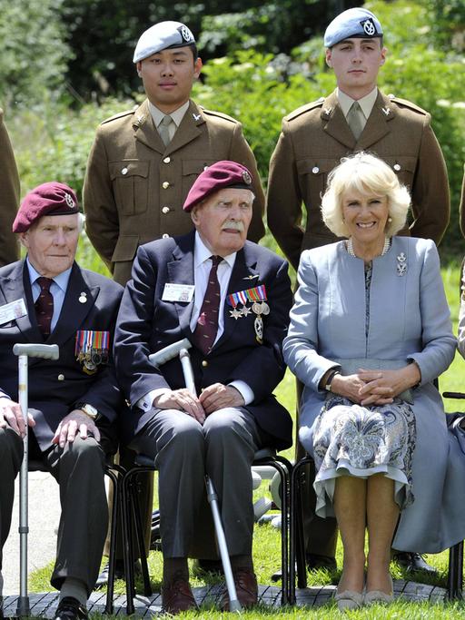 Der britische Thronfolger Prinz Charles und seine Frau Camilla nehmen zusammen mit Veteranen an den Feierlichkeiten zum D-Day bei Bénouville teil.