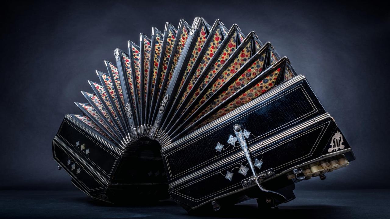 Ein aufgefächertes Bandoneon steht auf einem Tisch. Ein aufgefächertes Bandoneon steht auf einem Tisch.