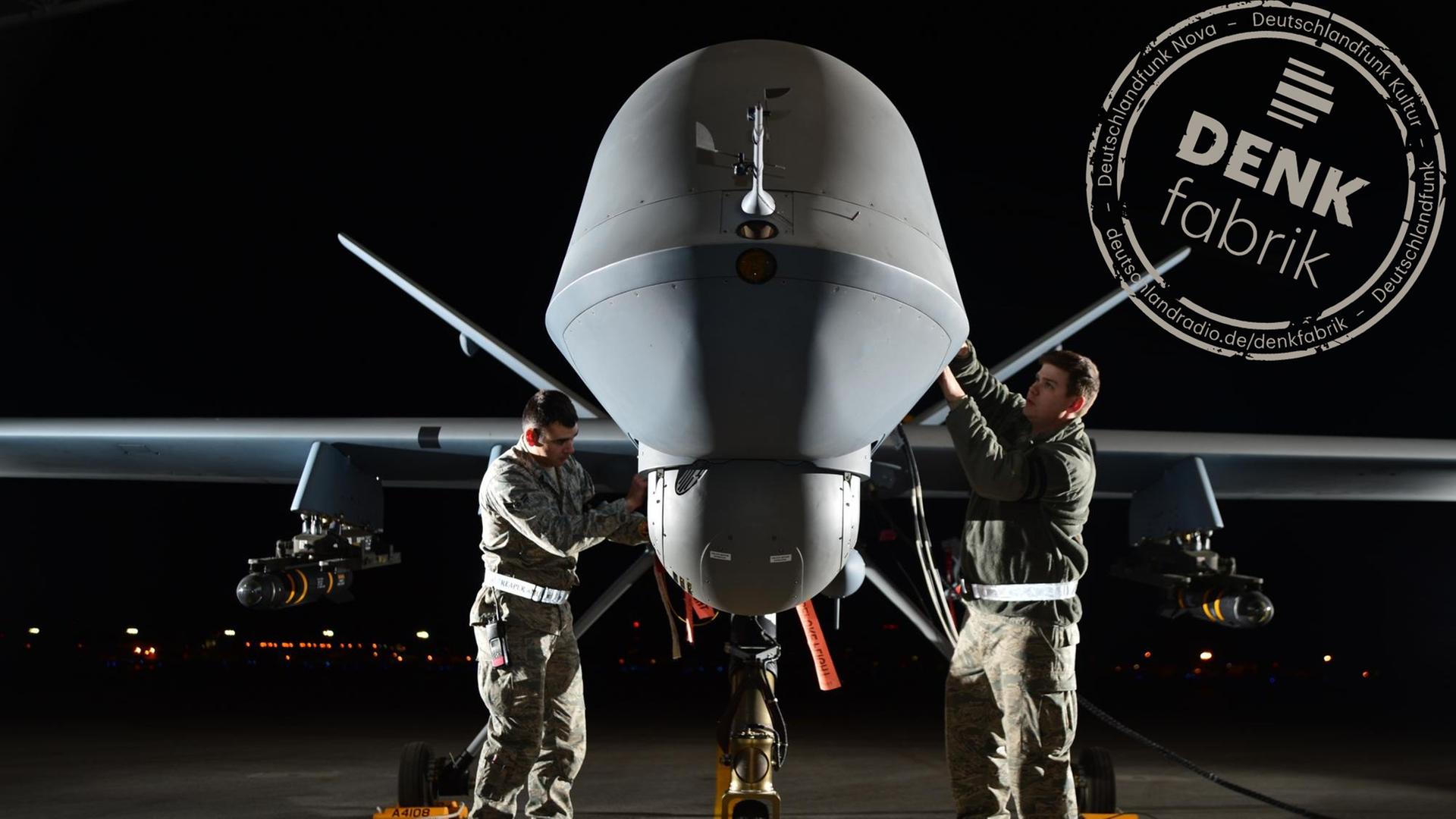 Zwei US-Soldaten überprüfen in der Nacht eine Kampfdrohne auf dem Flugfeld. Zwei US-Soldaten überprüfen in der Nacht eine Kampfdrohne auf dem Flugfeld.