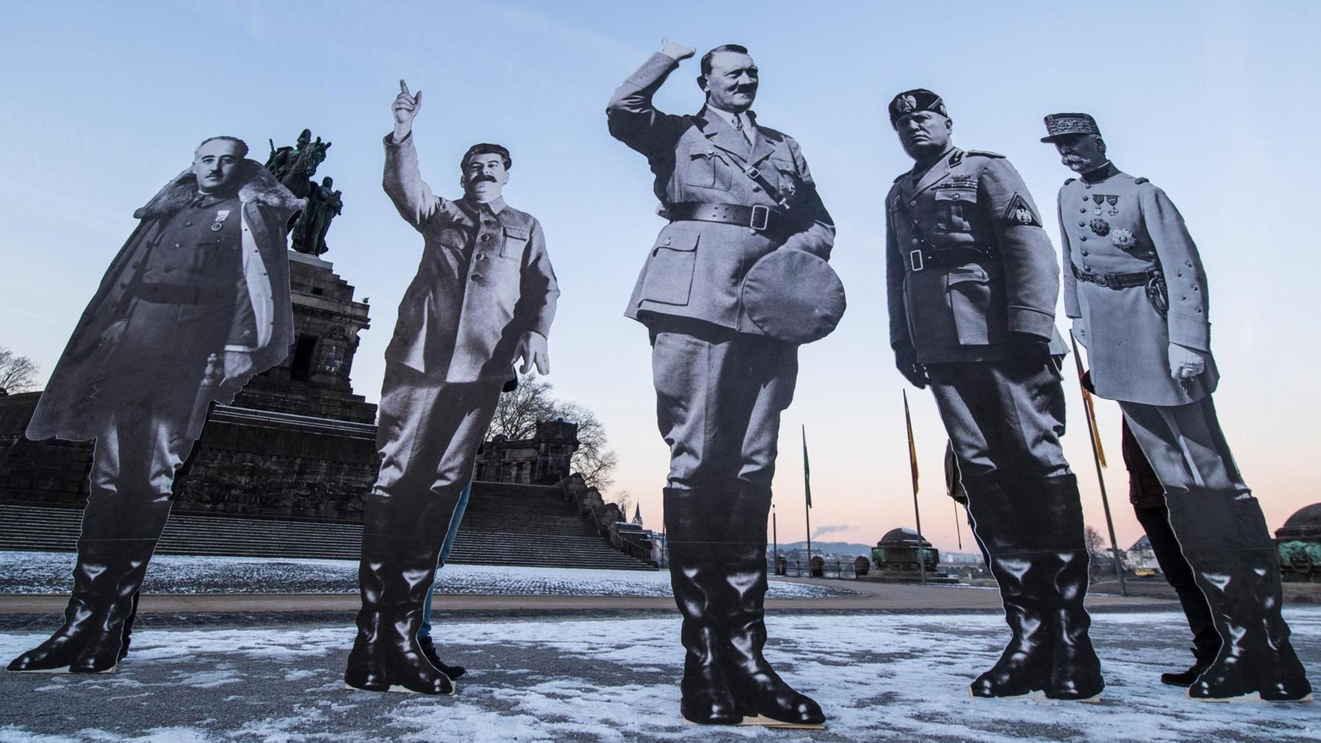 Pappfiguren zeigen Franko (l-r), Stalin, Hitler, Mussolini und Petain.