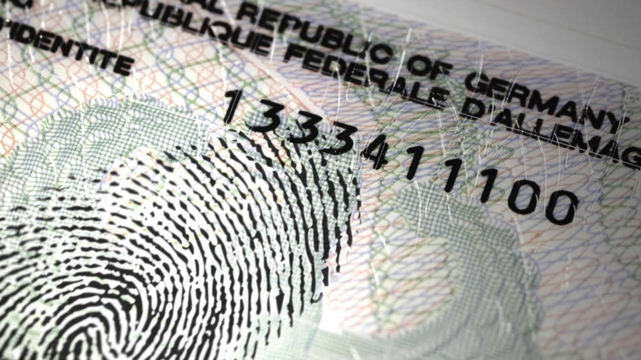 Detailaufnahem eines Personalausweises mit Fingerabdruck. Detailaufnahem eines Personalausweises mit Fingerabdruck.