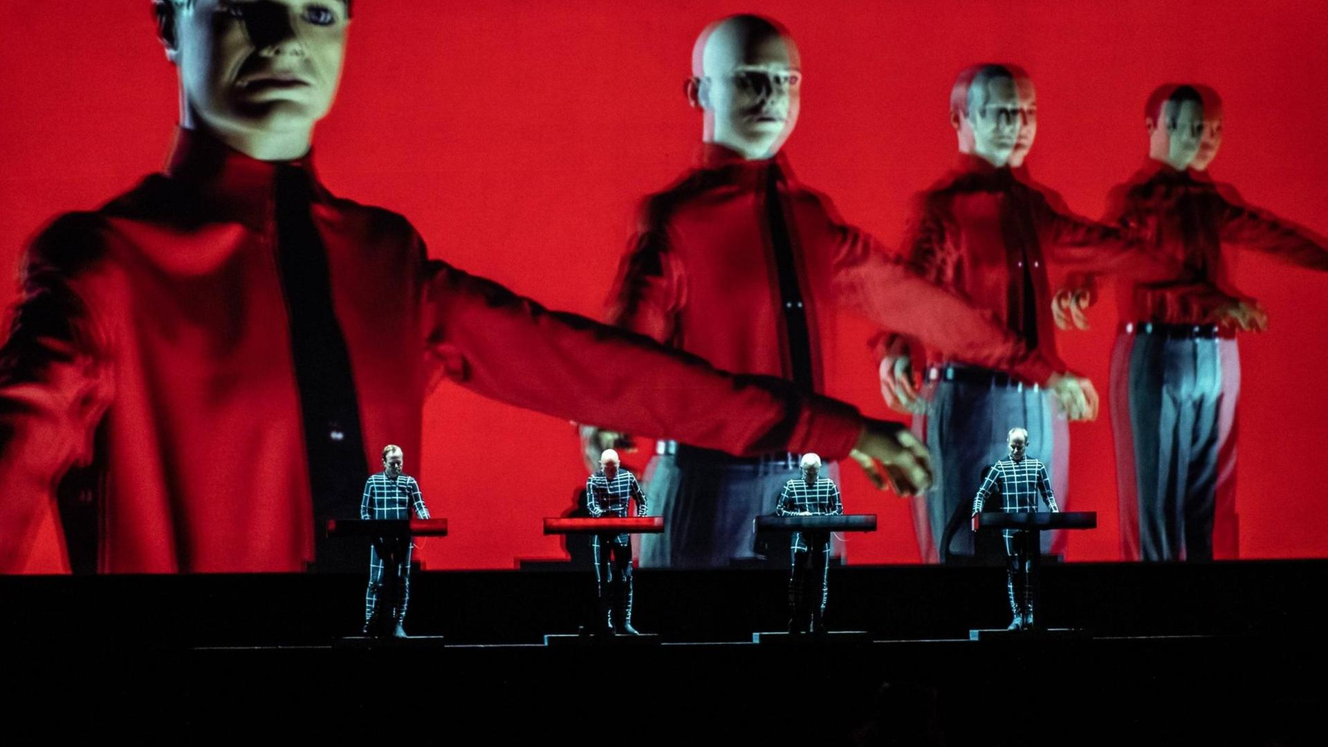 Die vier Kraftwerk Musiker auf der Bühne Die vier Kraftwerk Musiker auf der Bühne