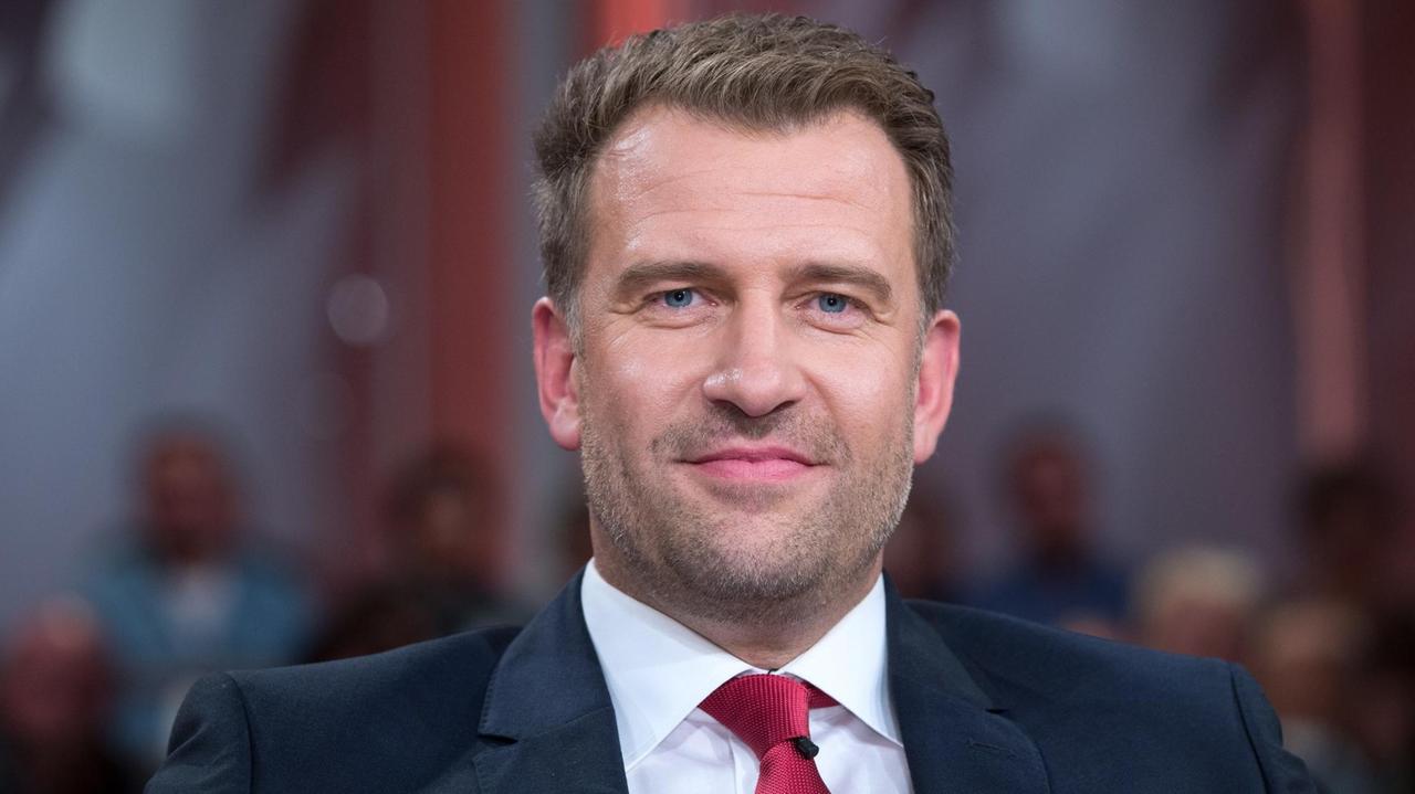 René Kindermann moderiert u.a. die MDR-Sendungen "MDR um 4" und "Sport im Osten" sowie die ARD-Sportschau. René Kindermann moderiert u.a. die MDR-Sendungen "MDR um 4" und "Sport im Osten" sowie die ARD-Sportschau.