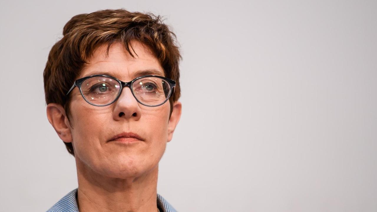 Die CDU-Vorsitzende Annegret Kramp-Karrenbauer bei einer Pressekonferenz in der Parteizentrale in Berlin. Die CDU-Vorsitzende Annegret Kramp-Karrenbauer bei einer Pressekonferenz in der Parteizentrale in Berlin.