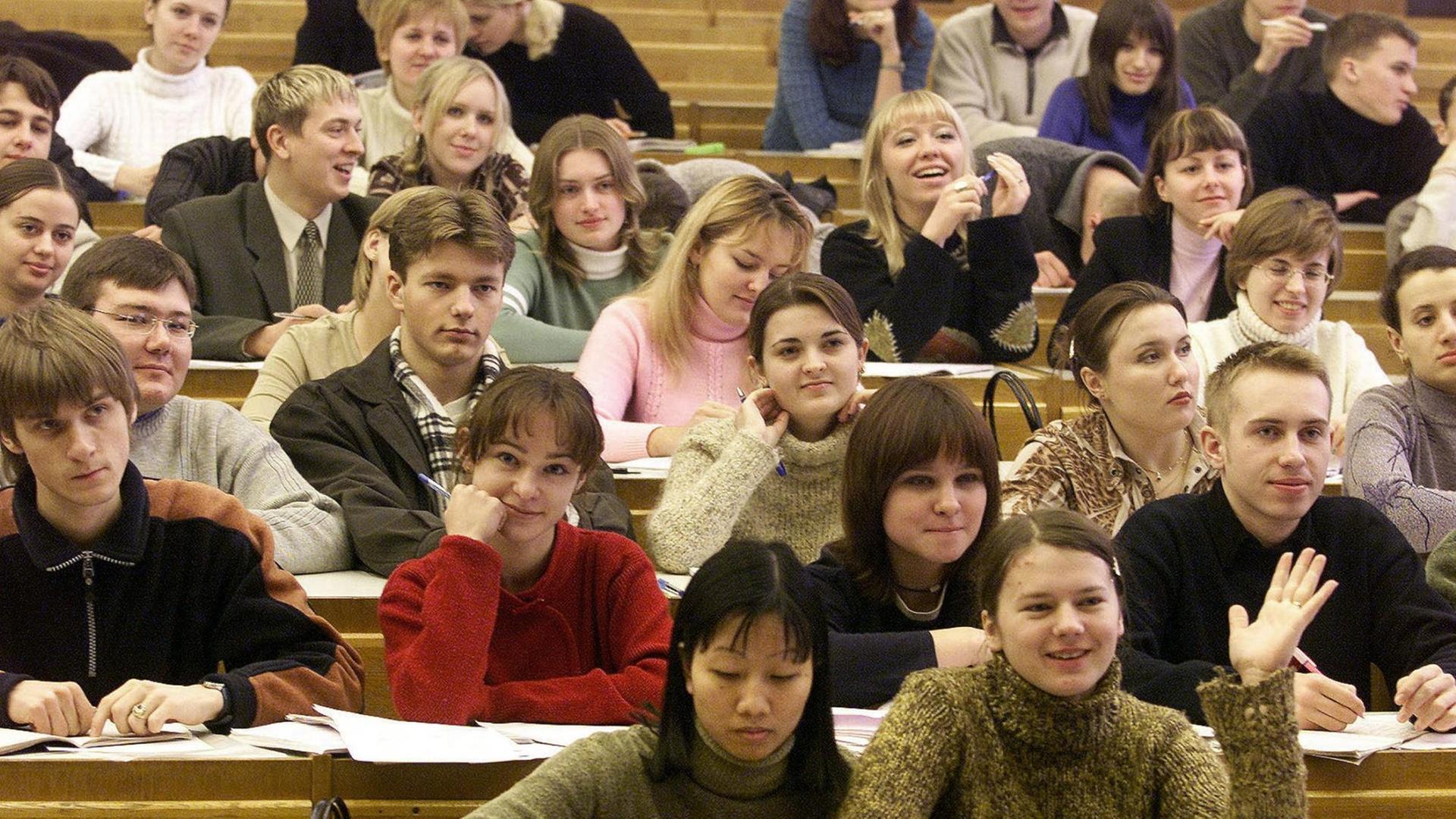 Studenten im Hörsaal nehmen an einer Vorlesung an der Universität von Minsk in Weißrussland teil. Aufgenommen im November 2002. Studenten im Hörsaal nehmen an einer Vorlesung an der Universität von Minsk in Weißrussland teil. Aufgenommen im November 2002.