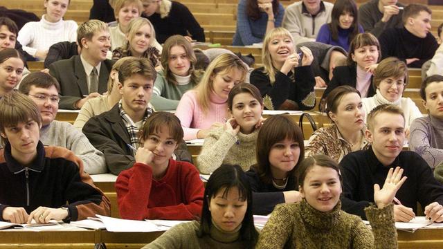 Studenten im Hörsaal nehmen an einer Vorlesung an der Universität von Minsk in Weißrussland teil. Aufgenommen im November 2002.