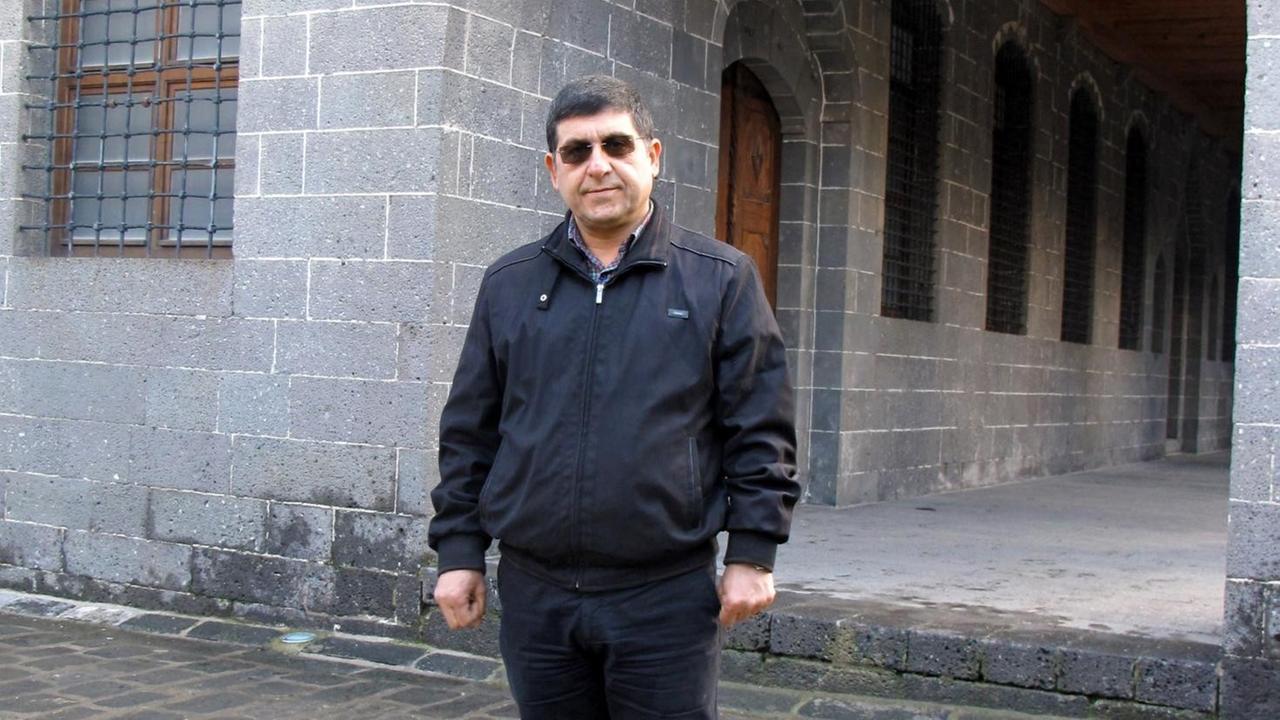 Gafur Türkay vom Vorstand der Kirchenstiftung im Hof der St.-Giragos-Kirche in Diyarbakir (Türkei), aufgenommen am 22. März 2015