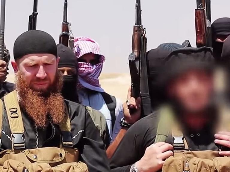 Ein von Dschihadisten ausgehändigtes Foto zeigt mutmaßliche Mitglieder der Terrorgruppe IS, darunter der Militärchef und gebürtiger Georgier Abu Omar al-Shishani (links)