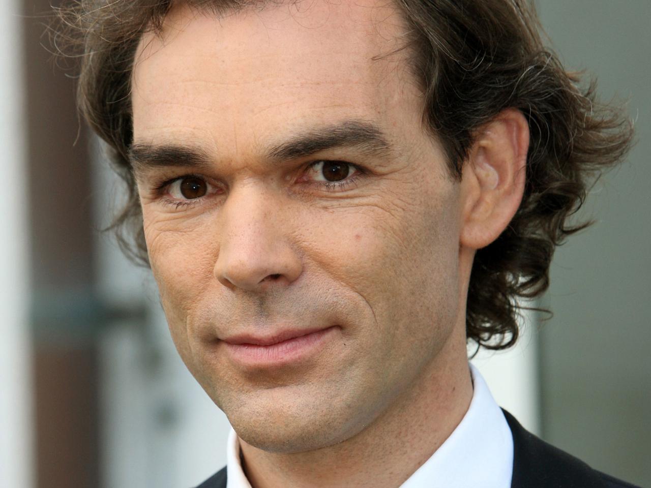 Philipp Daniel Merckle, der Sohn des im Januar 2009 verstorbenen Unternehmers Adolf Merckle, lächelt am Montag (18.05.2009) in Hamburg vor der Aufzeichnung der TV-Sendung "Beckmann". Die ARD-Talkshow, in der Merckle zum ersten Mal im Fernsehen über die Hintergründe der Tragödie um seinen Vater sprach, wird am späten Abend des 18. Mai 2009 ausgestrahlt. Philipp Daniel Merckle, der Sohn des im Januar 2009 verstorbenen Unternehmers Adolf Merckle, lächelt am Montag (18.05.2009) in Hamburg vor der Aufzeichnung der TV-Sendung "Beckmann". Die ARD-Talkshow, in der Merckle zum ersten Mal im Fernsehen über die Hintergründe der Tragödie um seinen Vater sprach, wird am späten Abend des 18. Mai 2009 ausgestrahlt.