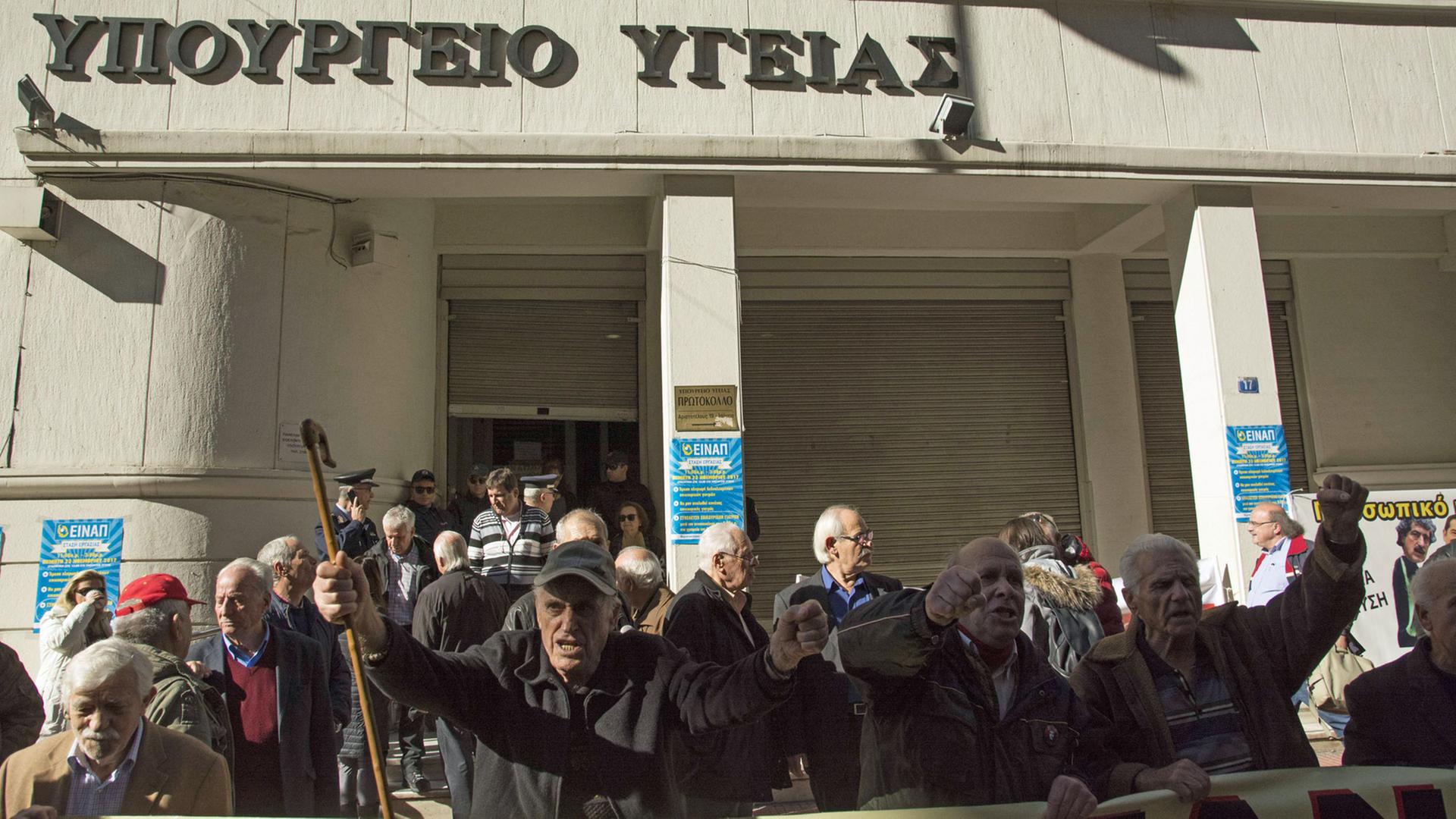 Am 23.11.2017 protestierten griechische Rentner gegen die Sparpolitik. Am 23.11.2017 protestierten griechische Rentner gegen die Sparpolitik.