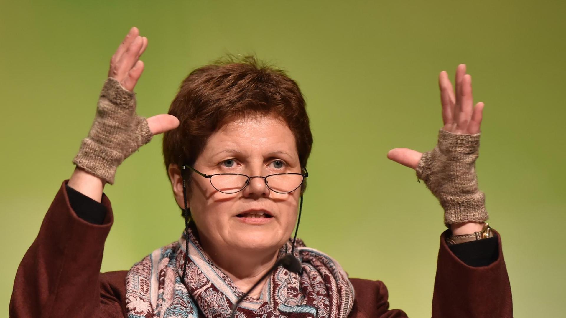 Maria Heubuch, baden-württembergische Kandidatin für das EU-Parlament, spricht am 13.05.2014 im Kulturzentrum Tollhaus in Karlsruhe (Baden-Württemberg) beim Wahlkampfhöhepunkt zur Europawahl der Grünen Baden-Württembergs. Maria Heubuch, baden-württembergische Kandidatin für das EU-Parlament, spricht am 13.05.2014 im Kulturzentrum Tollhaus in Karlsruhe (Baden-Württemberg) beim Wahlkampfhöhepunkt zur Europawahl der Grünen Baden-Württembergs.