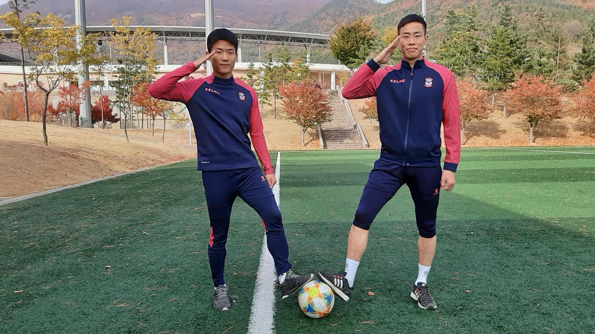 Ryu Seungwoo und Kim Kyungjung vom südkoreanischen Militärklub Sangju Sangmu FC. Ryu Seungwoo und Kim Kyungjung vom südkoreanischen Militärklub Sangju Sangmu FC.