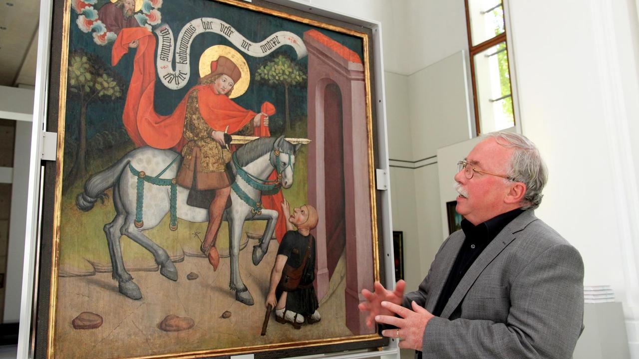 Diözesankonservator Wolfgang Urban steht am 27.09.2012 im Diözesanmuseum von Rottenburg (Baden-Württemberg) vor einem Bild des Heiligen Martin von Tours. 