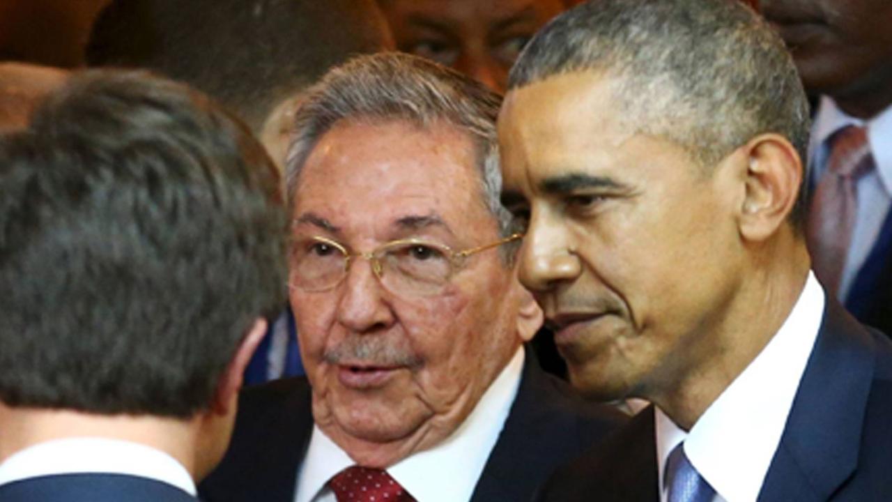 Die Staatschefs Castro und Obama stehen nebeneinander. Die Staatschefs Castro und Obama stehen nebeneinander.