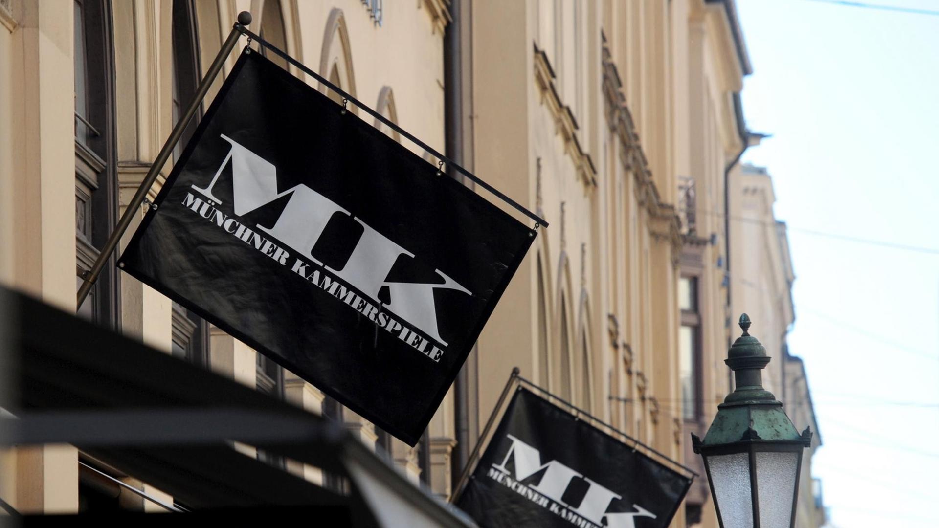 Fahnen mit dem Logo der Münchner Kammerspiele hängen in München am Schauspielhaus der Münchner Kammerspiele. Fahnen mit dem Logo der Münchner Kammerspiele hängen in München am Schauspielhaus der Münchner Kammerspiele.